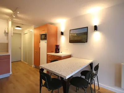 Cuisine ou kitchenette dans l'établissement Bel appartement T2 avec balcon et parking au Mont-Dore - FR-1-608-271