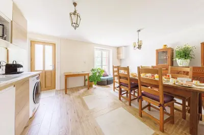 Cuisine ou kitchenette dans l'établissement L'Arverne du Rocher - Maison vue montagne