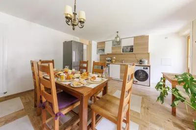 Cuisine ou kitchenette dans l'établissement L'Arverne du Rocher - Maison vue montagne
