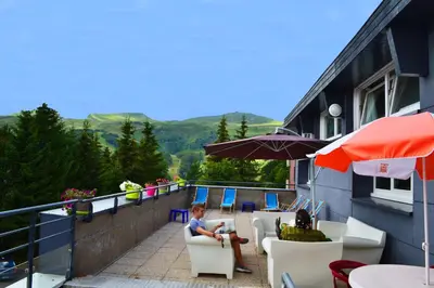 Vue générale sur la montagne ou vue sur la montagne depuis le village vacances