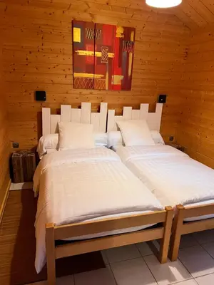 Un ou plusieurs lits dans un hébergement de l'établissement Volcans Vacances Les Chalets Du Lac