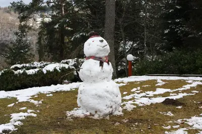 L'établissement Volcans Vacances Les Chalets Du Lac en hiver