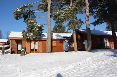 L'établissement Volcans Vacances Les Chalets Du Lac en hiver