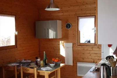 Cuisine ou kitchenette dans l'établissement Volcans Vacances Les Chalets Du Lac