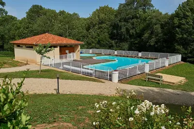 Piscine de l'établissement Le Lac Bleu ou située à proximité
