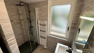 Salle de bains dans l'établissement Le Bélouga 4 Le Mont Dore 6pers