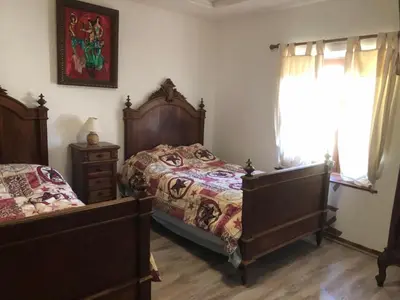 Un ou plusieurs lits dans un hébergement de l'établissement Gite équestre, belle maison ancienne en pierre
