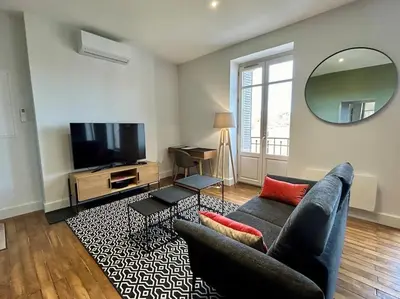 Télévision ou salle de divertissement dans l'établissement Casa Clemenceau #1, #2, #3 et #4 - T2 très haut standing - Climatisation - Centre Ville