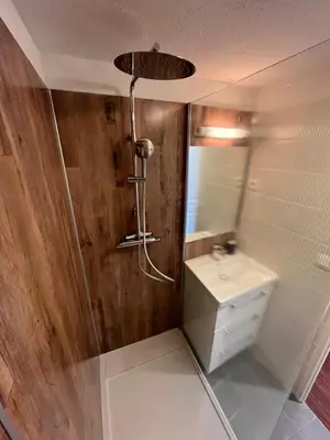 Salle de bains dans l'établissement Grand appartement piscine