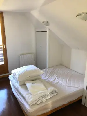 Un ou plusieurs lits dans un hébergement de l'établissement Grand appartement piscine