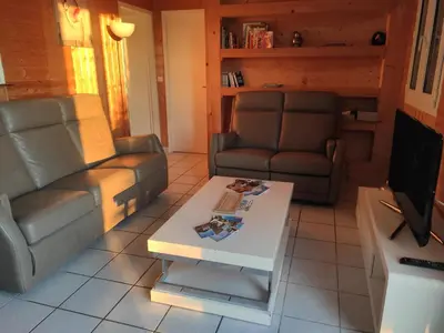 Coin salon dans l'établissement Gîte en bord de lac