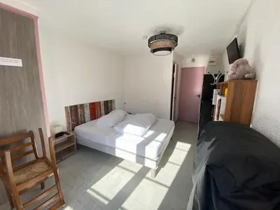 Un ou plusieurs lits dans un hébergement de l'établissement Appartement avec chambre séparée Résidence Auvergne