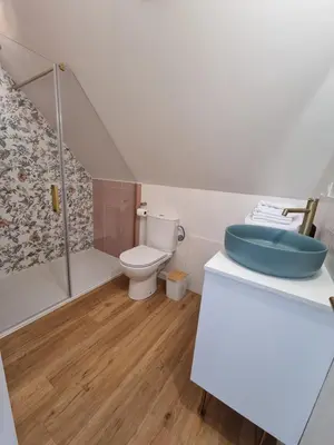 Salle de bains dans l'établissement Le perchoir de Pibri - Les apparts de Maddy