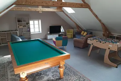 Télévision ou salle de divertissement dans l'établissement Gîte 10 pers pmr saint flour
