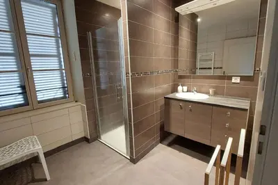 Salle de bains dans l'établissement Gîte 10 pers pmr saint flour