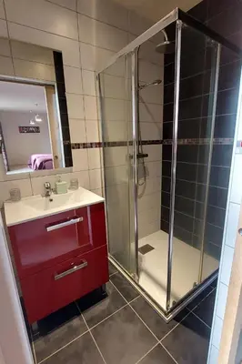 Salle de bains dans l'établissement Gîte 10 pers pmr saint flour