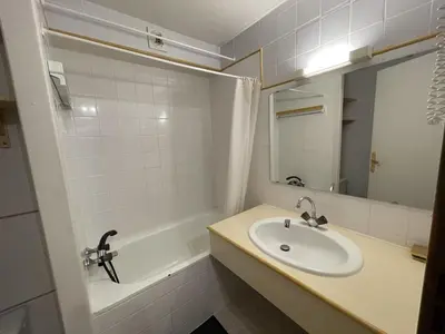 Salle de bains dans l'établissement Studio agréable en station - Animaux admis - FR-1-787-76