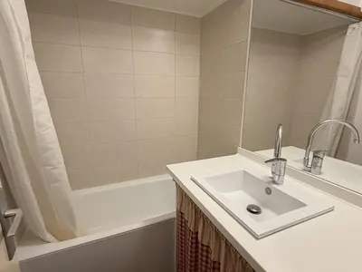 Salle de bains dans l'établissement Appartement cosy avec balcon au cœur de la station - FR-1-787-78