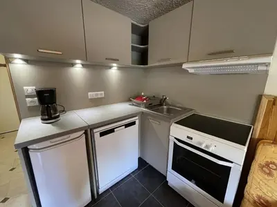 Cuisine ou kitchenette dans l'établissement Duplex moderne avec balcon, proche pistes, 2 chambres - FR-1-787-77