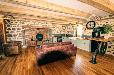Cuisine ou kitchenette dans l'établissement La maison des volcans Cantal