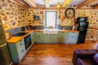 Cuisine ou kitchenette dans l'établissement La maison des volcans Cantal