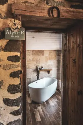 Salle de bains dans l'établissement La maison des volcans Cantal