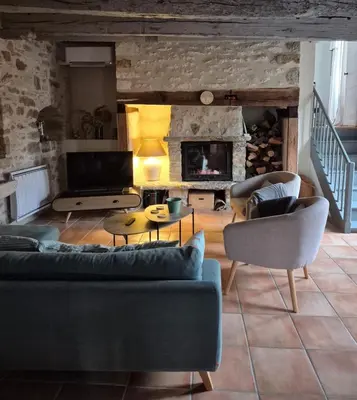 Coin salon dans l'établissement Maison de charme Portobelo dans Carennac avec vue