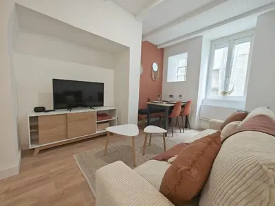 Télévision ou salle de divertissement dans l'établissement L'Ovalie, central et chaleureux