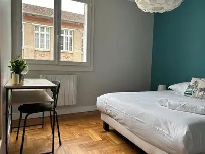 Un ou plusieurs lits dans un hébergement de l'établissement Le Grand Emailleur, authentique avec balcons