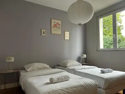 Un ou plusieurs lits dans un hébergement de l'établissement Le Grand Emailleur, authentique avec balcons