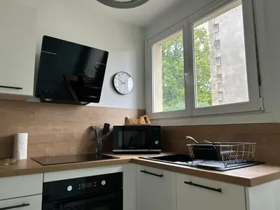 Cuisine ou kitchenette dans l'établissement Le Grand Emailleur, authentique avec balcons