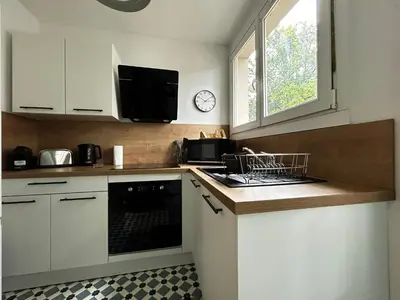 Cuisine ou kitchenette dans l'établissement Le Grand Emailleur, authentique avec balcons
