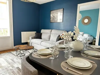 Coin salon dans l'établissement Le Grand Emailleur, authentique avec balcons