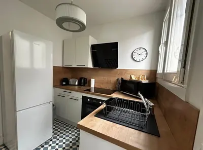 Cuisine ou kitchenette dans l'établissement Le Grand Emailleur, authentique avec balcons