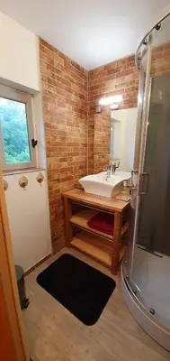Salle de bains dans l'établissement Le Moulin L'Official