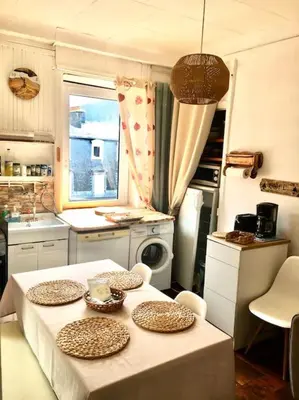 Cuisine ou kitchenette dans l'établissement Hyper centre dans ancien palace face aux thermes