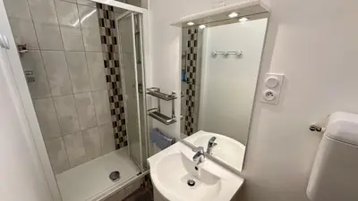 Salle de bains dans l'établissement Bel appart Pradet C 513, 300m centre ville, vue sur le sancy