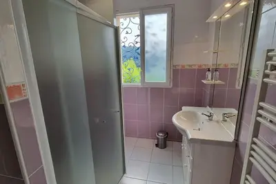 Salle de bains dans l'établissement Villa bleue