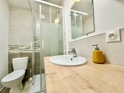 Salle de bains dans l'établissement L'Évêché lumineux et zen