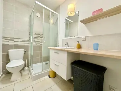 Salle de bains dans l'établissement L'Évêché lumineux et zen