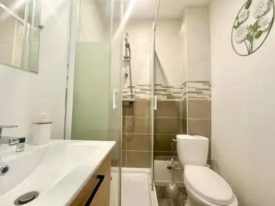 Salle de bains dans l'établissement L'Oasis, lumineux et zen