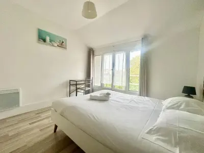 Un ou plusieurs lits dans un hébergement de l'établissement L'Oasis, lumineux et zen