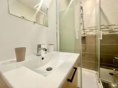 Salle de bains dans l'établissement L'Oasis, lumineux et zen