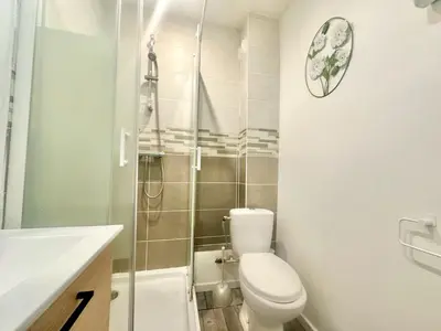 Salle de bains dans l'établissement L'Oasis, lumineux et zen