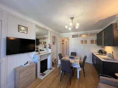 Cuisine ou kitchenette dans l'établissement Studio charmant 21m² centre Mont-Dore, jusqu'à 2 pers. - FR-1-608-273