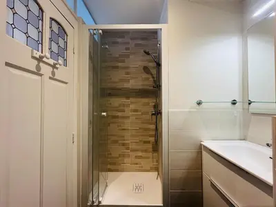 Salle de bains dans l'établissement Studio charmant 21m² centre Mont-Dore, jusqu'à 2 pers. - FR-1-608-273