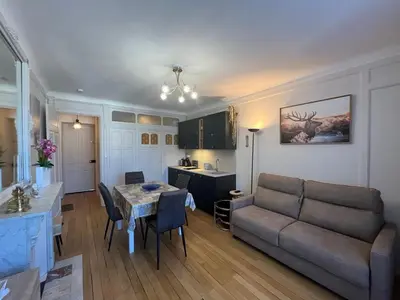 Coin salon dans l'établissement Studio charmant 21m² centre Mont-Dore, jusqu'à 2 pers. - FR-1-608-273