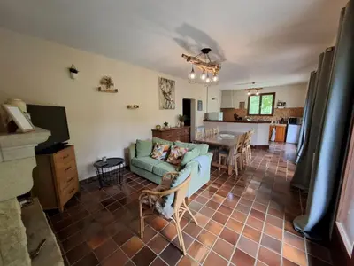 Coin salon dans l'établissement Charmant gîte de montagne avec cheminée
