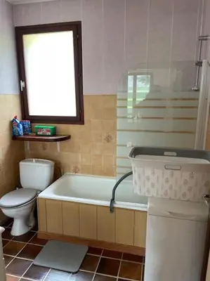 Salle de bains dans l'établissement Charmant gîte de montagne avec cheminée