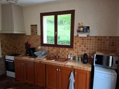 Cuisine ou kitchenette dans l'établissement Charmant gîte de montagne avec cheminée